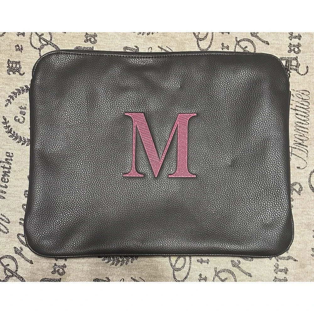 Thirty One 31 Savvy Laptop Sleeve Charcoal - Personalized With a Pink Letter